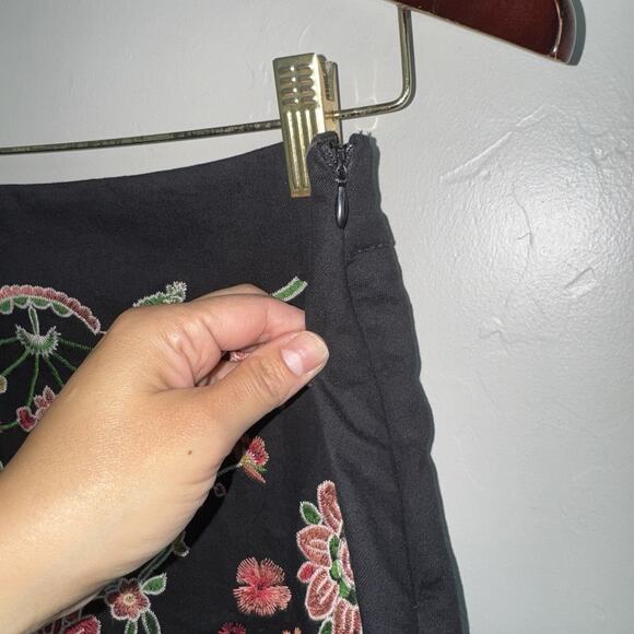 Mi Ami Marty Black Embroidered Floral Mini Skirt Womans Size M - Picture 3 of 9